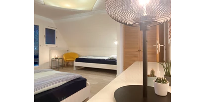 Monteurwohnung - Kaffeemaschine - Schleswig-Holstein - Nordisches Schlafzimmer mit eigenem Balkon und Einzelbetten in Schleswig-Holstein nahe Hamburg - Nordhaus A7 bei Hamburg