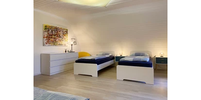 Monteurwohnung - Kaffeemaschine - Schleswig-Holstein - Dreibettzimmer modern eingerichtet - Nordhaus A7 bei Hamburg