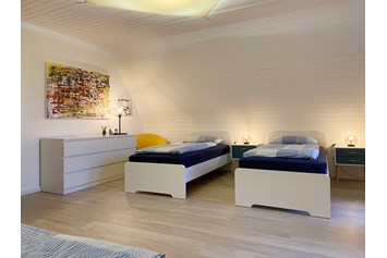 Monteurzimmer: Dreibettzimmer modern eingerichtet - Nordhaus A7 bei Hamburg