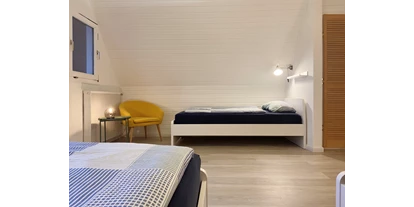 Monteurwohnung - Kaffeemaschine - Schleswig-Holstein - Große Schlafzimmer mit viel Platz und Komfort im Hamburger Speckgürtel - Nordhaus A7 bei Hamburg