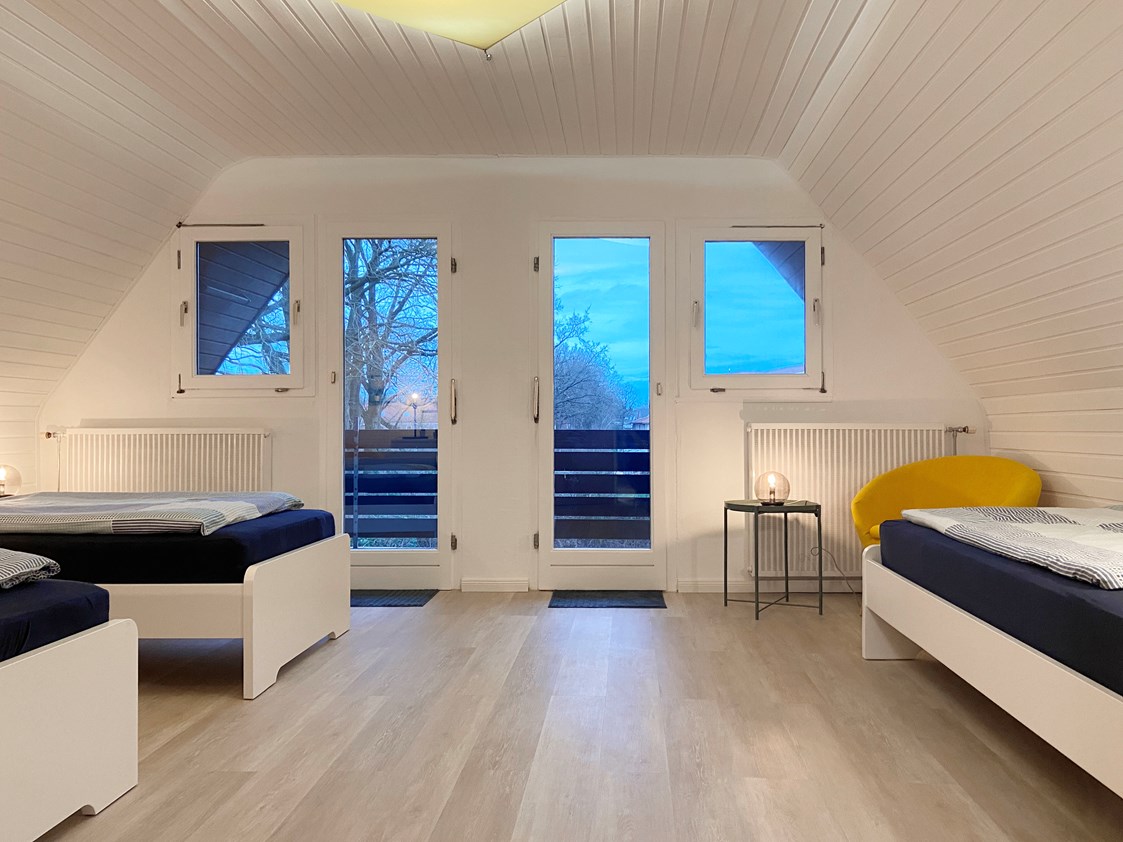 Monteurzimmer: Mehrbettzimmer mit Balkon für 3 Personen - Nordhaus A7 bei Hamburg
