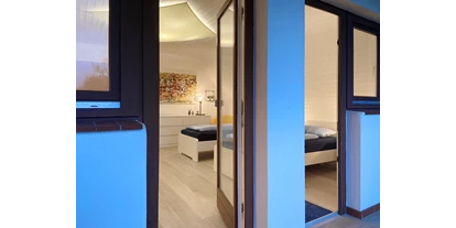 Monteurwohnung - Kaffeemaschine - Schleswig-Holstein - Großes Schlafzimmer mit eigenem Balkon - Nordhaus A7 bei Hamburg