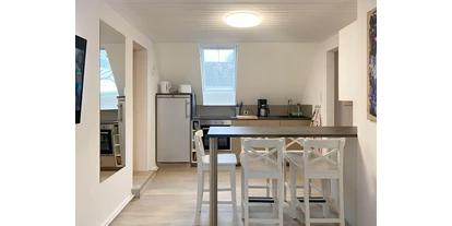 Monteurwohnung - Kaffeemaschine - Schleswig-Holstein - Wohnküche mit Essplatz und Einbauküche - Nordhaus A7 bei Hamburg