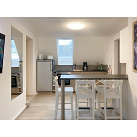 Monteurzimmer: Wohnküche mit Essplatz und Einbauküche - Nordhaus A7 bei Hamburg