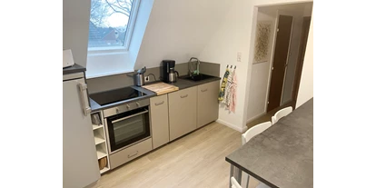 Monteurwohnung - Kaffeemaschine - Schleswig-Holstein - Wohnküche mit Kühlschrank, Herd, Backofen, Geschirrspülmaschine, etc. - Nordhaus A7 bei Hamburg