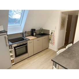Monteurzimmer: Wohnküche mit Kühlschrank, Herd, Backofen, Geschirrspülmaschine, etc. - Nordhaus A7 bei Hamburg