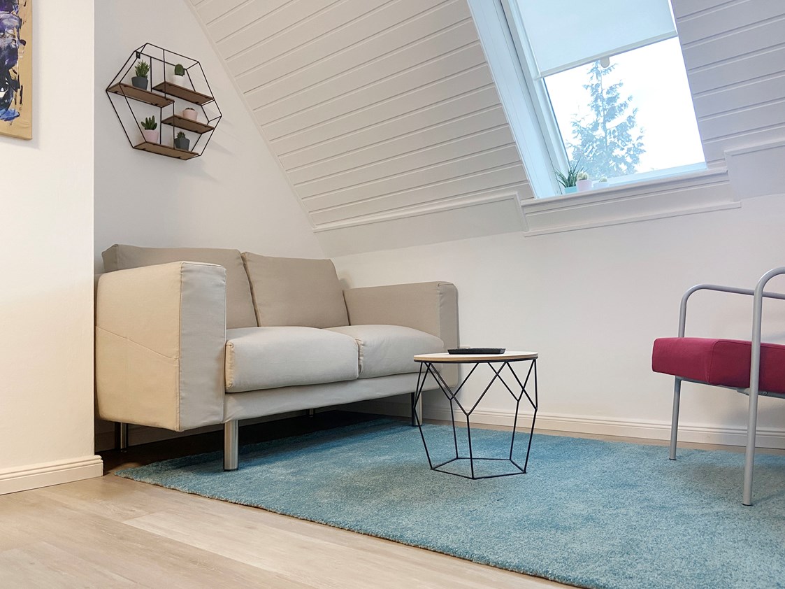 Monteurzimmer: Wohnküche mit Sofa und Sessel - Nordhaus A7 bei Hamburg