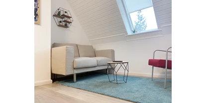 Monteurwohnung - Kaffeemaschine - Schleswig-Holstein - Wohnküche mit Sofa und Sessel - Nordhaus A7 bei Hamburg