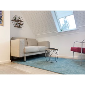 Monteurzimmer: Wohnküche mit Sofa und Sessel - Nordhaus A7 bei Hamburg