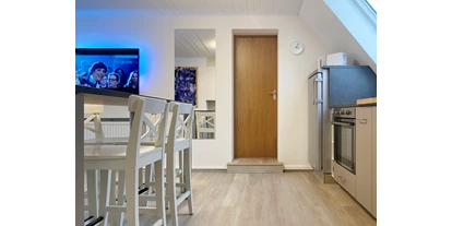 Monteurwohnung - Kaffeemaschine - Schleswig-Holstein - TV und Essen in der Wohnküche - Nordhaus A7 bei Hamburg
