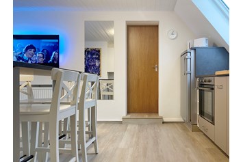 Monteurzimmer: TV und Essen in der Wohnküche - Nordhaus A7 bei Hamburg