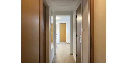 Monteurwohnung - Kaffeemaschine - Schleswig-Holstein - Flur zur Küche und Schlafzimmern - Nordhaus A7 bei Hamburg