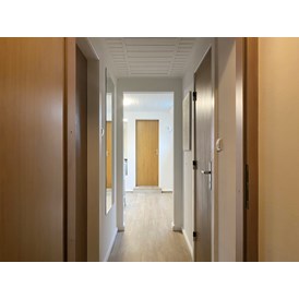 Monteurzimmer: Flur zur Küche und Schlafzimmern - Nordhaus A7 bei Hamburg