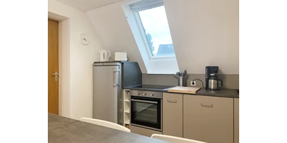 Monteurwohnung - Kaffeemaschine - Schleswig-Holstein - Einbauküche im Wohnbereich - Nordhaus A7 bei Hamburg