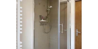 Monteurwohnung - Kaffeemaschine - Schleswig-Holstein - Dusche im ersten OG - Nordhaus A7 bei Hamburg