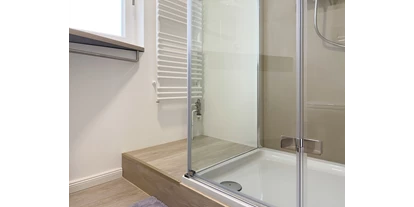 Monteurwohnung - Kaffeemaschine - Schleswig-Holstein - Dusche im oberen Badezimmer - Nordhaus A7 bei Hamburg