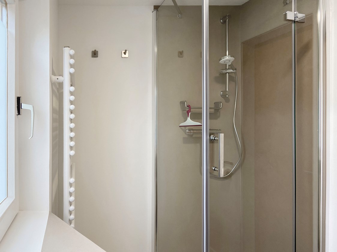Monteurzimmer: Dusche im Badezimmer - Nordhaus A7 bei Hamburg
