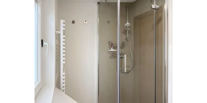 Monteurwohnung - Kaffeemaschine - Schleswig-Holstein - Dusche im Badezimmer - Nordhaus A7 bei Hamburg