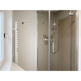 Monteurzimmer: Dusche im Badezimmer - Nordhaus A7 bei Hamburg
