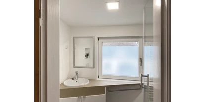 Monteurwohnung - Kaffeemaschine - Schleswig-Holstein - Badezimmer mit Dusche und WC - Nordhaus A7 bei Hamburg