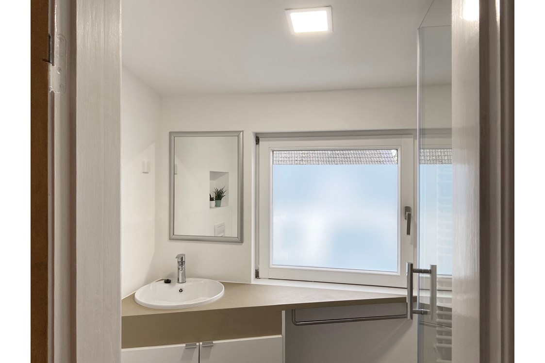 Monteurzimmer: Badezimmer mit Dusche und WC - Nordhaus A7 bei Hamburg