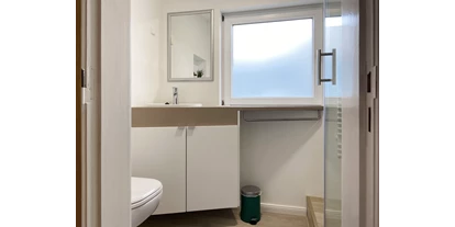 Monteurwohnung - Kaffeemaschine - Schleswig-Holstein - Badezimmer mit Dusche und Toilette - Nordhaus A7 bei Hamburg