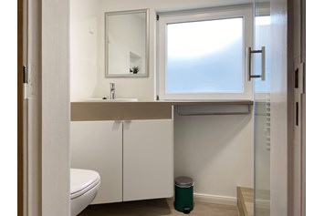 Monteurzimmer: Badezimmer mit Dusche und Toilette - Nordhaus A7 bei Hamburg