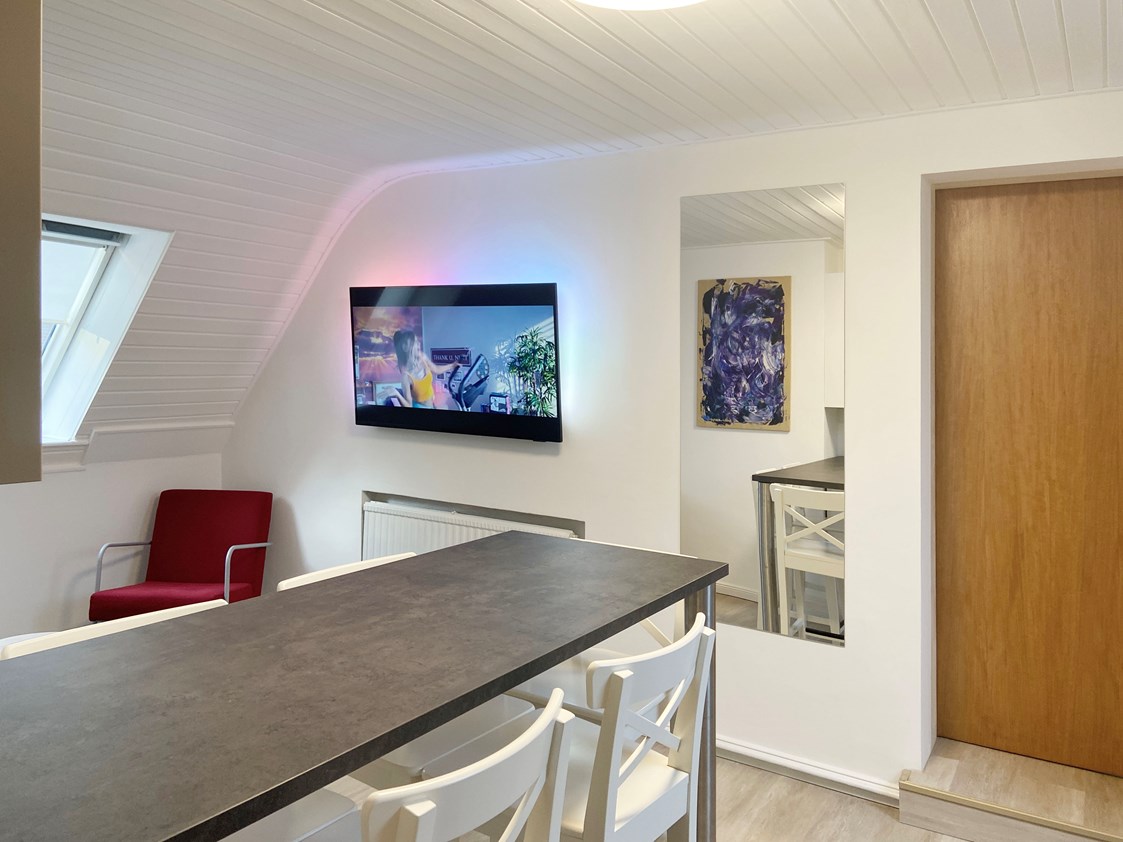 Monteurzimmer: Wohnbereich mit Flatscreen-TV und Ambilight - Nordhaus A7 bei Hamburg