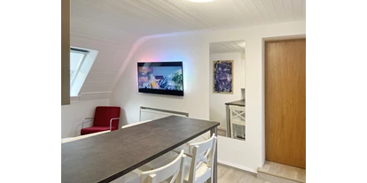 Monteurwohnung - Kaffeemaschine - Schleswig-Holstein - Wohnbereich mit Flatscreen-TV und Ambilight - Nordhaus A7 bei Hamburg