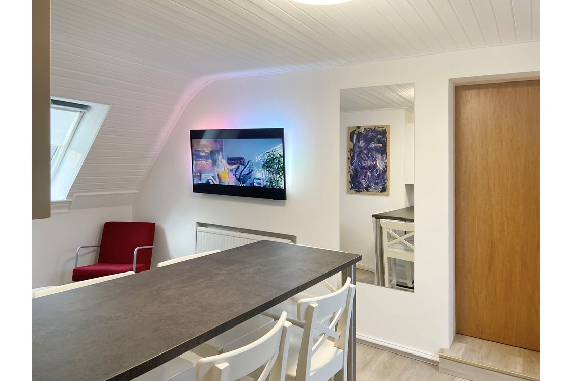 Monteurzimmer: Wohnbereich mit Flatscreen-TV und Ambilight - Nordhaus A7 bei Hamburg