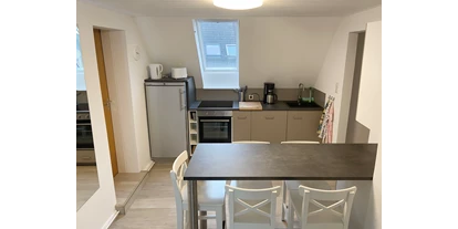 Monteurwohnung - Kaffeemaschine - Schleswig-Holstein - Wohnküche mit Herd, Ofen, Kühlschrank und Geschirrspüler - Nordhaus A7 bei Hamburg