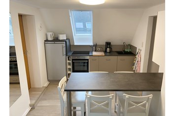 Monteurzimmer: Wohnküche mit Herd, Ofen, Kühlschrank und Geschirrspüler - Nordhaus A7 bei Hamburg