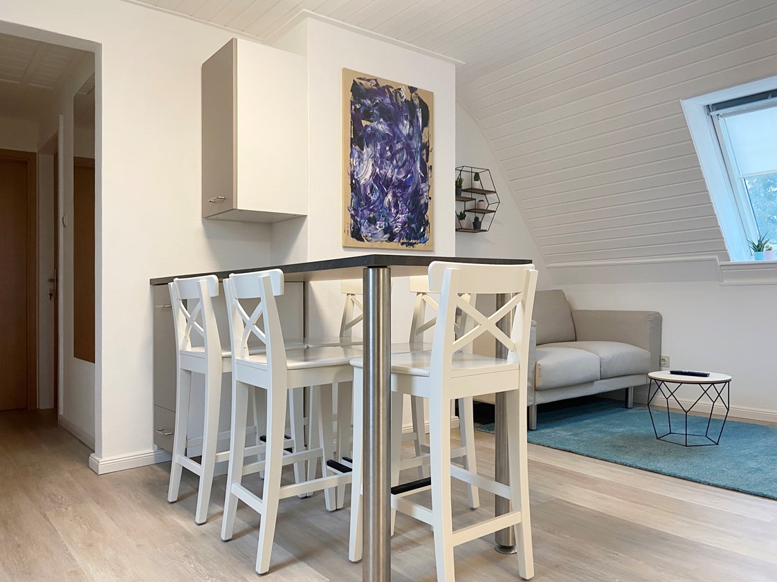 Monteurzimmer: Wohnbereich zum Essen und Relaxen - Nordhaus A7 bei Hamburg