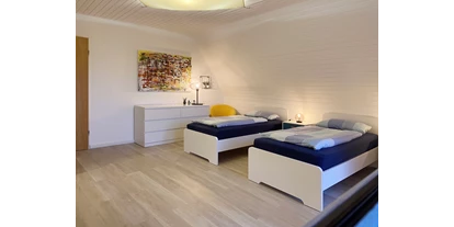 Monteurwohnung - Kaffeemaschine - Schleswig-Holstein - Großes Zimmer mit Einzelbetten - Nordhaus A7 bei Hamburg