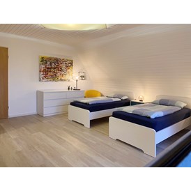 Monteurzimmer: Großes Zimmer mit Einzelbetten - Nordhaus A7 bei Hamburg