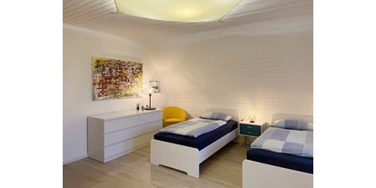 Monteurwohnung - Kaffeemaschine - Schleswig-Holstein - Modernes Schlafzimmer für mehrere Personen - Nordhaus A7 bei Hamburg