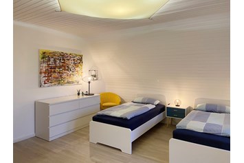 Monteurzimmer: Modernes Schlafzimmer für mehrere Personen - Nordhaus A7 bei Hamburg