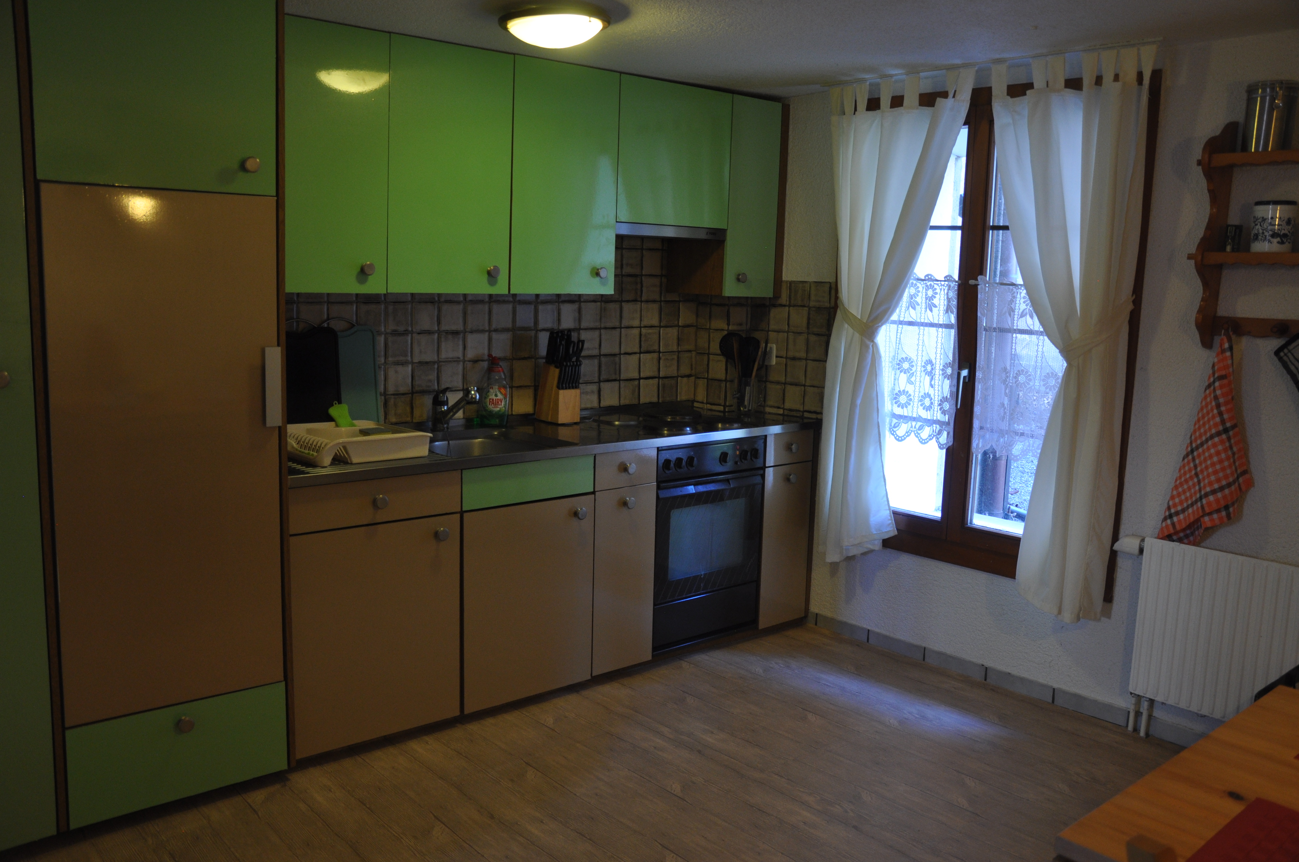 Monteurwohnung - Kühlschrank - Schweiz - Küchenzeile Kaminzauber - Ferienwohnung Alter Raaben