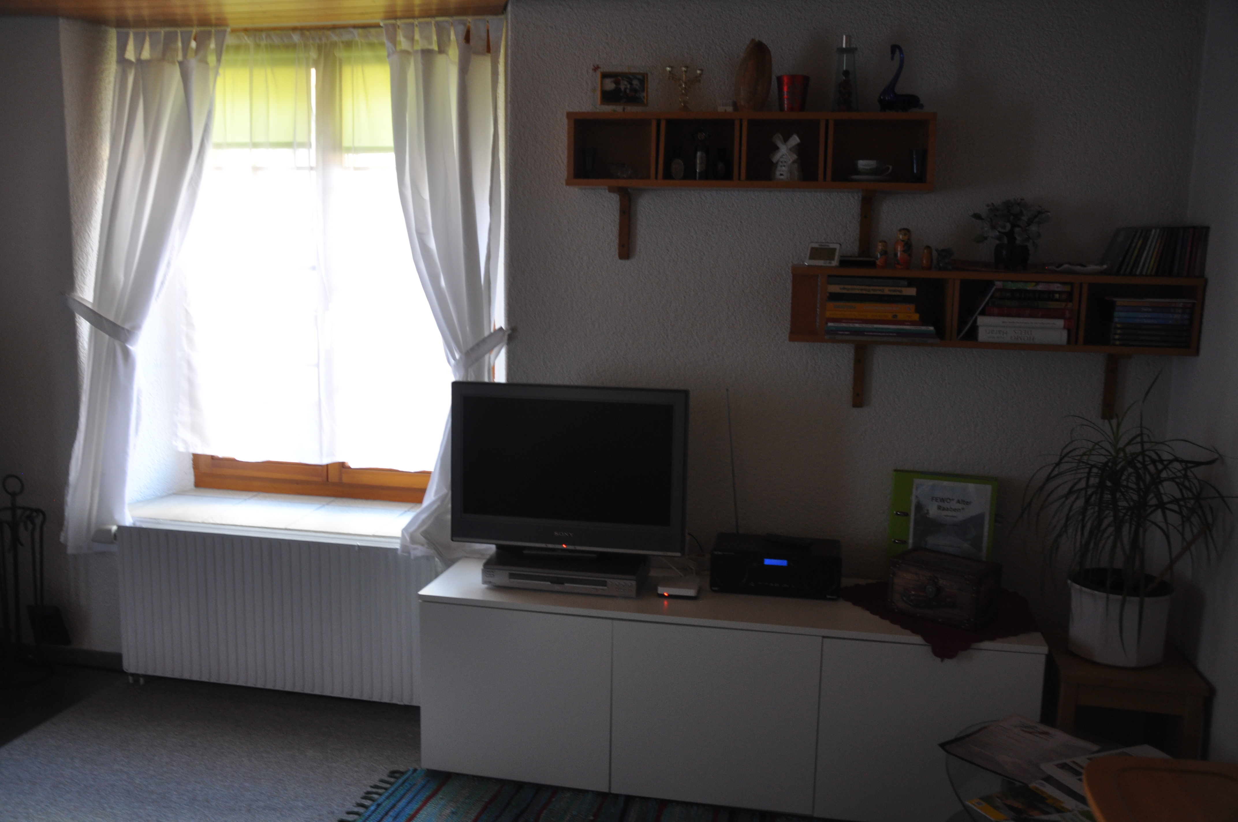 Monteurwohnung - Kühlschrank - Schweiz - TV ecke Kaminzauber - Ferienwohnung Alter Raaben