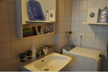 Monteurzimmer: Badezimmer mit Waschmaschine - Ferienwohnung Alter Raaben