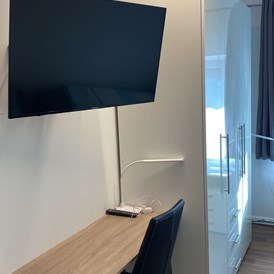 Monteurzimmer: Jedes Zimmerverfügt über einen Fernseher und einen Schrank  - PW-Vermietung 