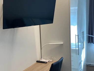 Monteurzimmer: Jedes Zimmerverfügt über einen Fernseher und einen Schrank  - PW-Vermietung