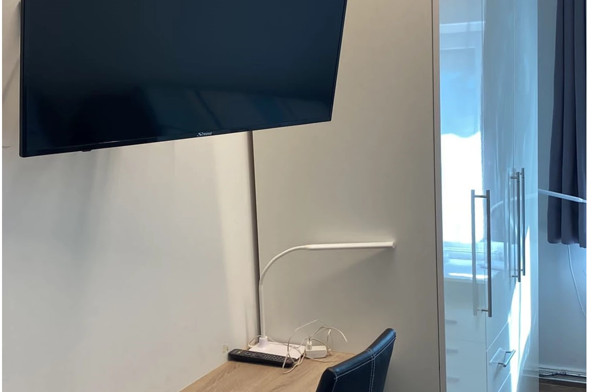 Monteurzimmer: Jedes Zimmerverfügt über einen Fernseher und einen Schrank  - PW-Vermietung