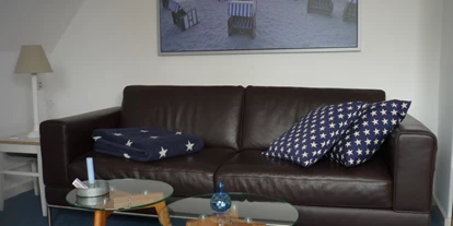 Monteurwohnung - Kaffeemaschine - Schleswig-Holstein - Wohnzimmer und Schlafgelegenheit - Haus am Wiesenrand