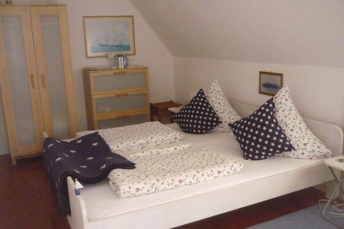 Monteurzimmer: Schlafzimmer mit Doppelbett und Leseecke - Haus am Wiesenrand