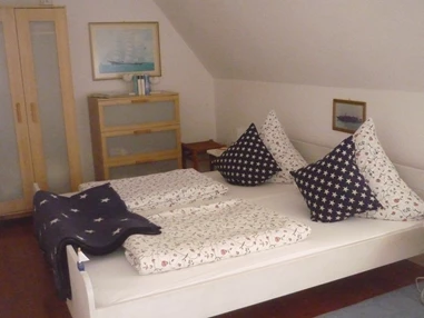Monteurzimmer: Schlafzimmer mit Doppelbett und Leseecke - Haus am Wiesenrand