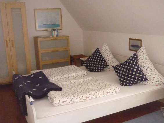 Monteurzimmer: Schlafzimmer mit Doppelbett und Leseecke - Haus am Wiesenrand