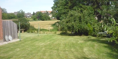 Monteurwohnung - Kaffeemaschine - Schleswig-Holstein - Am Wiesenrand mit Sitzgelegenheit - Haus am Wiesenrand