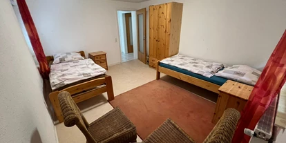 Monteurwohnung - Krautheim (Hohenlohekreis) - Schlafzimmer mit 2 Einzelbetten in der neu ausgebauten Einliegerwohnung - Gästehaus VERA