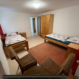 Monteurzimmer: Schlafzimmer mit 2 Einzelbetten in der neu ausgebauten Einliegerwohnung - Gästehaus VERA